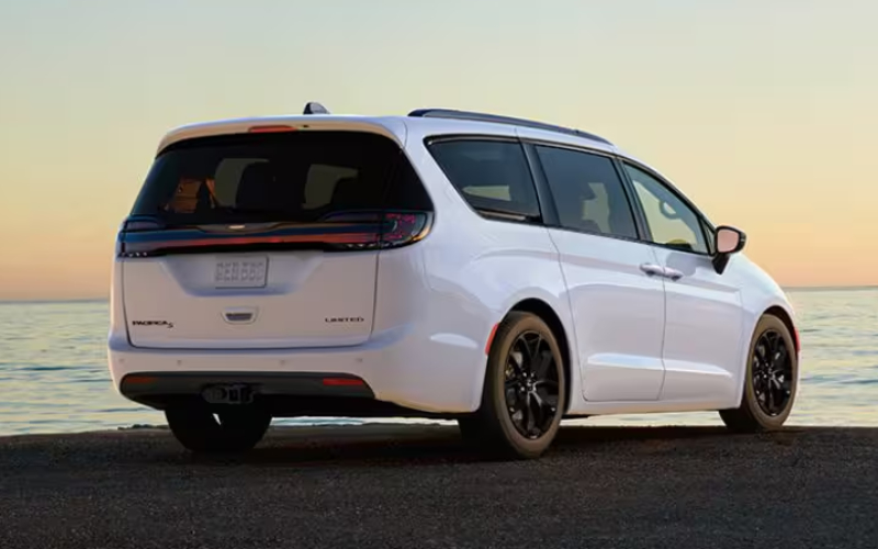 Pittsburg, KS - 2026 Chrysler Pacifica's Exterior Pittsburg, KS - 2026 Chrysler Pacifica's Exterior