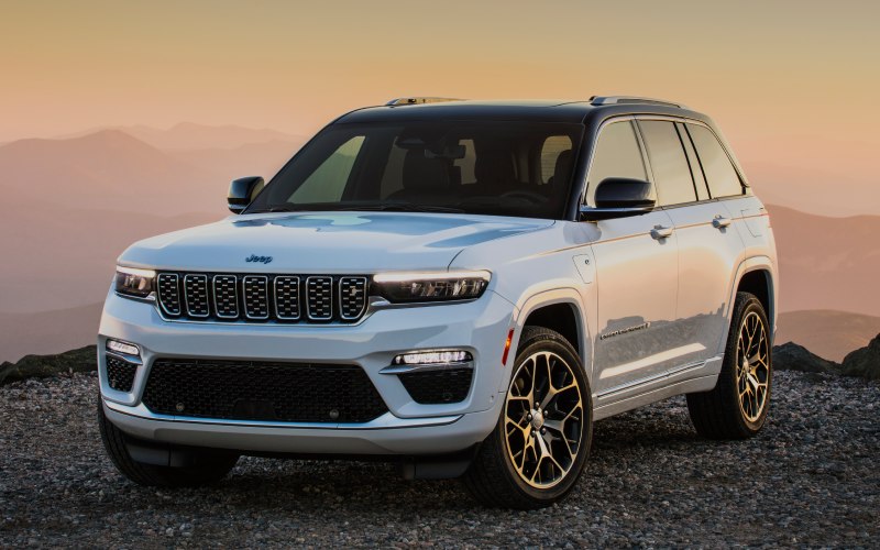 Experience Unmatched Off-Roading with the 2025 Jeep Grand Cherokee 4xe near Joplin, MO
