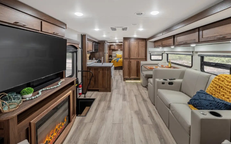 Chicago, IL - 2025 Winnebago Forza's Features