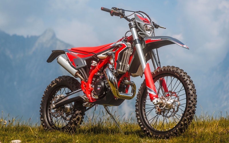 Trail-Friendly Confidence for Singletrack Riders around Temecula, CA — Why the 2026 Beta Xtrainer 300’s Low Seat Height and Oil Injection Matter